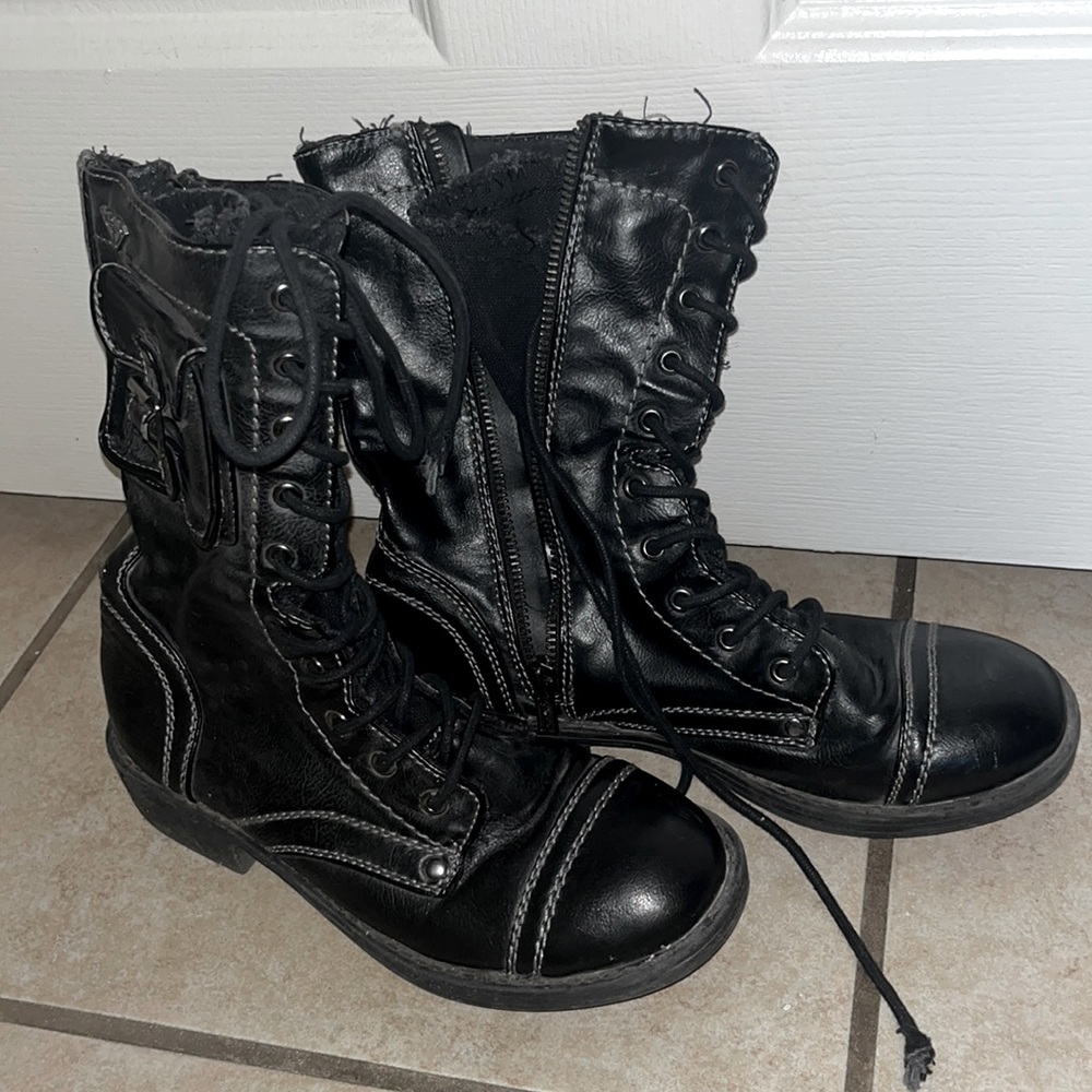 Black combat boots lightly worn only used a few times but didn’t fit me